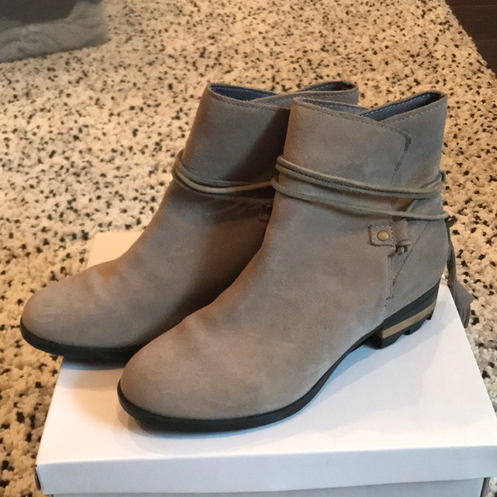 Sorel Grey booties worn twice! 8.5